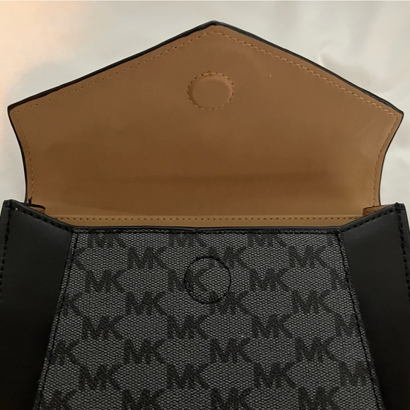 Michael Kors belt bag. - Picture 4 of 6